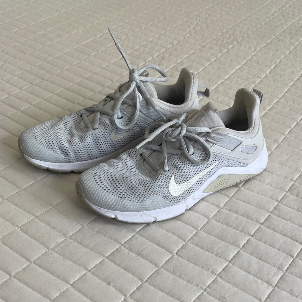 Nike Women’s Size 8 | Gray & White Sneakers | Pristine Condition ✨